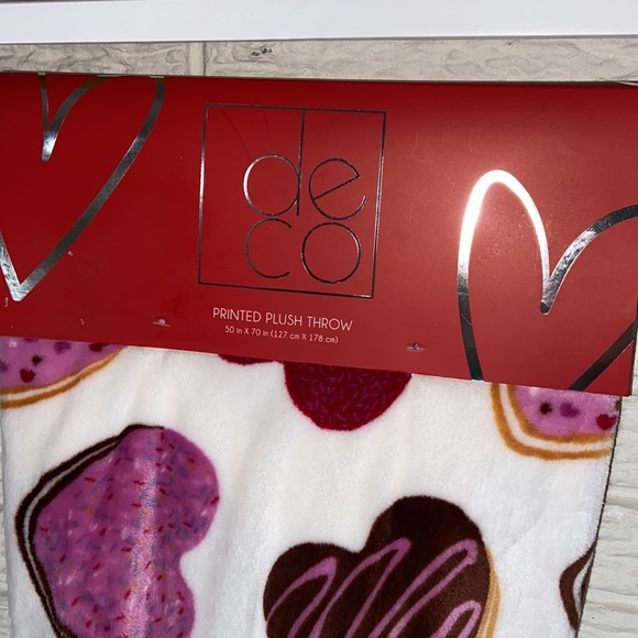 Deco Valentines Day Donut Heart Plush Throw Blanket Super Soft & Cozy 50x70 In - Picture 2 of 6